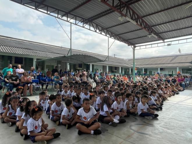 Evento no auditório da escola com apresentações dos alunos