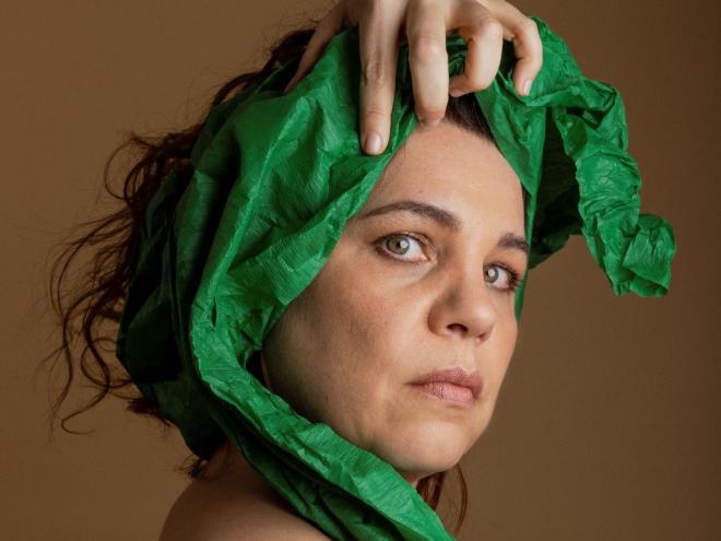 A atriz Isabel Teixeira apresenta um monólogo, no dia 21/6