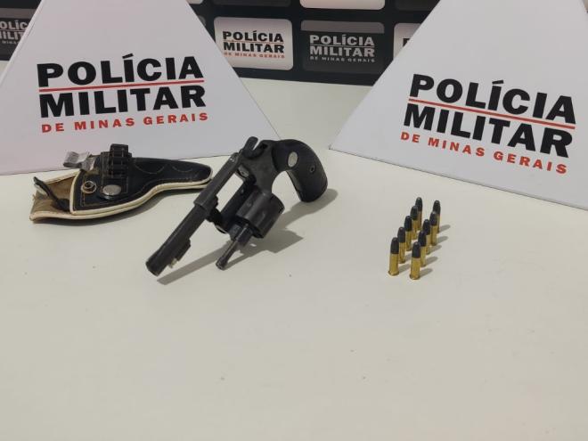 Arma apreendida em Cava Grande, com suspeito de envolvimento com homicídio em Timóteo na noite de quinta-feira (12)