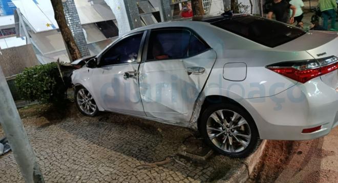 Com o impacto carro teve danos generalizados, condutor e passageira foram socorridas por Bombeiros e encaminhados para o hospital