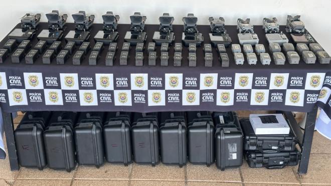 Empregados em diversas frentes de atuação, os drones auxiliam os trabalhos policiais na segurança em cumprimento de mandados judiciais, levantamento de inteligência, inibição de fuga, perícias em locais de difícil acesso, flagrantes de crimes, localização de pessoas e objetos, além do monitoramento de comboios