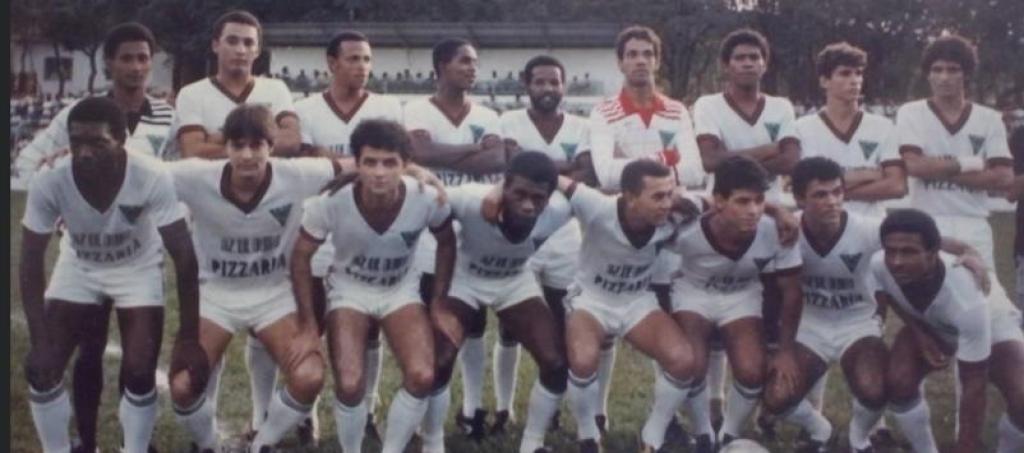 Duca é o quarto em pé, da esquerda para a direita, na seleção de Ipatinga