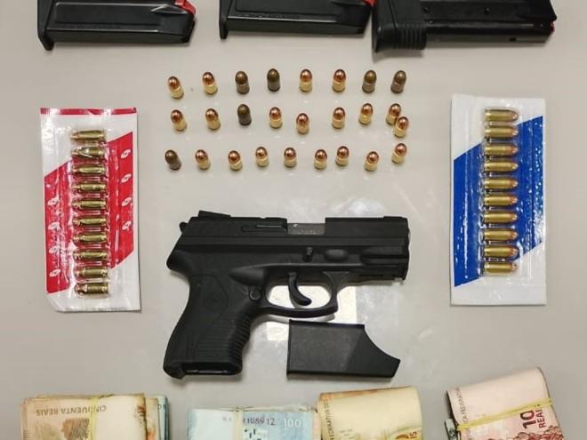 Armas e munições recolhidas com os criminosos 