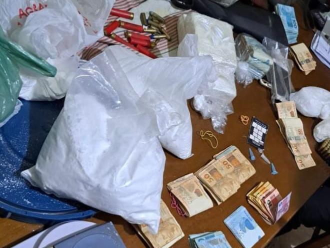 Armas, munições, dinheiro e drogas recolhidas na operação desta quinta-feira 