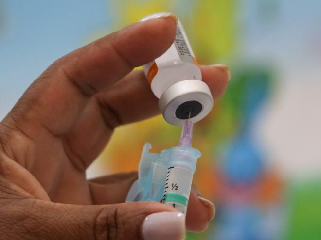 Crianças que não foram imunizadas aos 12 meses podem completar o esquema com a nova vacina, antes dos 5 anos de idade