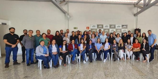 Representantes de várias empresas reuniram-se no auditório da AEMDI para acompanhar palestra sobre a NR-01