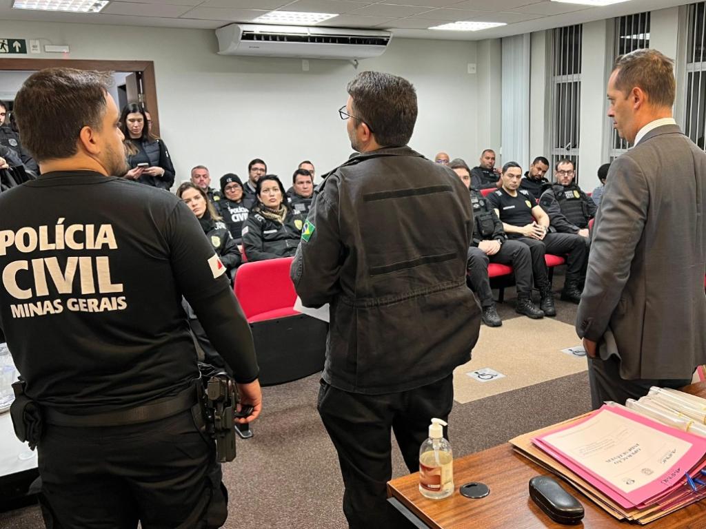 A ação cumpriu ordem judicial de busca e apreensão em 10 endereços na cidade. Conforme apurado, os investigados retiravam essas pessoas da rua, muitas vezes, mediante uso de arma de fogo, ameaças de morte e violência física