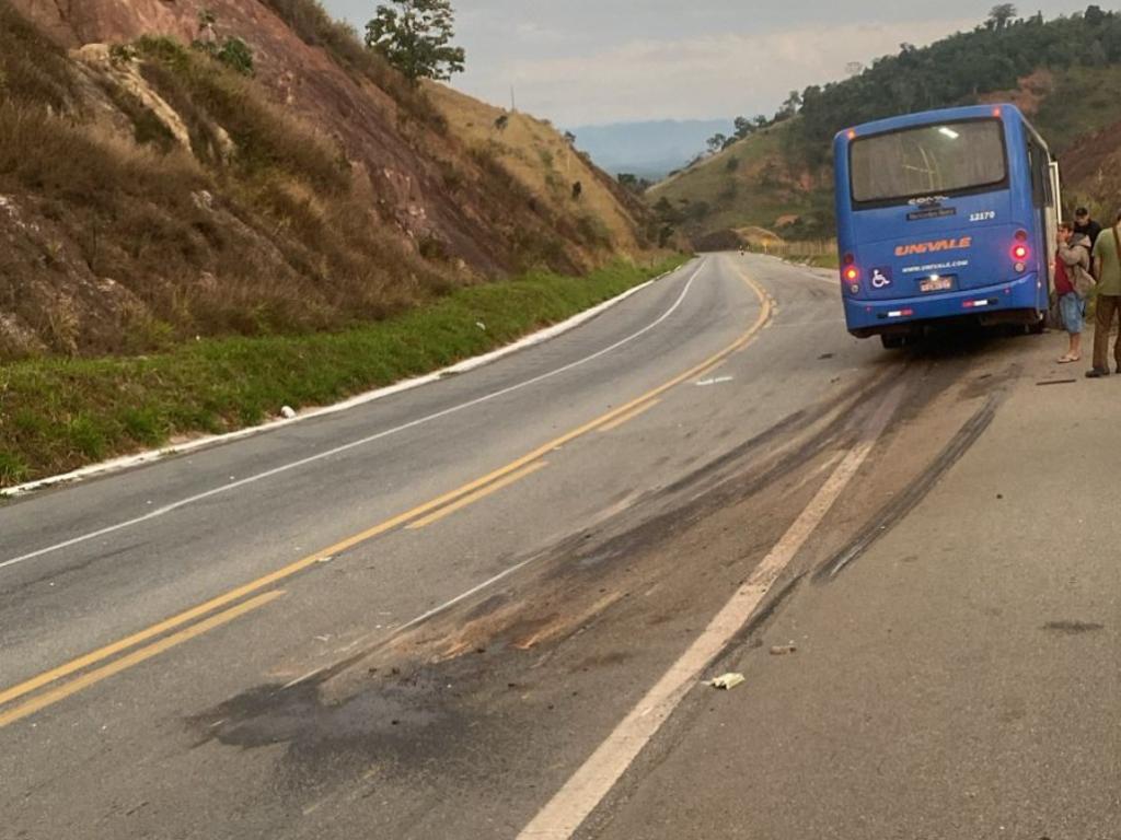 Local do impacto e marcas de frenagem podem indicar a dinâmica da colisão nesta manhã, na BR-358
