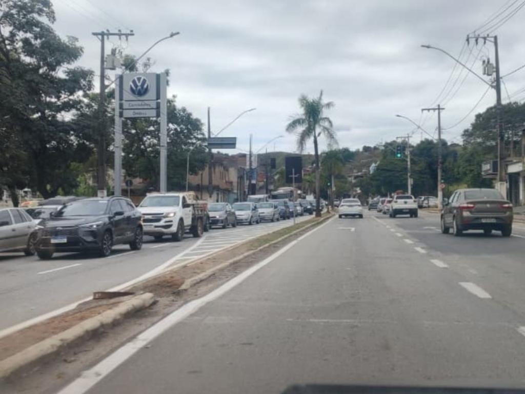 Congestionamento na avenida Presidente Tancredo Neves