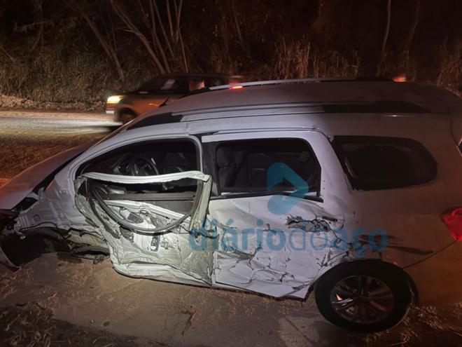 Três pessoas estavam no Chevrolet Spin e tiveram ferimentos variados 