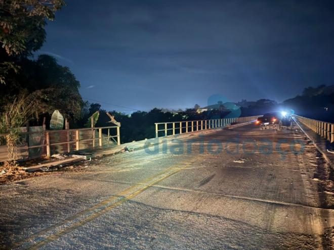 Acidente aconteceu sobre a ponte metálica, na cabeceira no lado de Santana do Paraíso