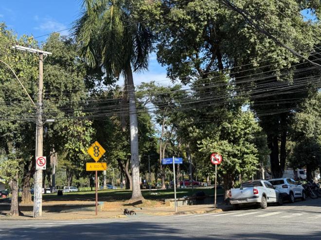 O ataque ocorreu na Praça Caratinga, em Ipatinga, local marcado pela concentração de pessoas em situação de rua 