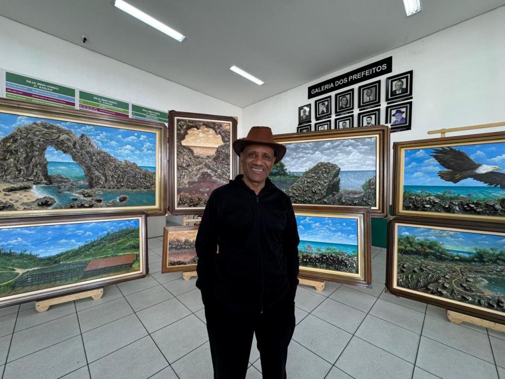 Com um estilo singular, Marcílio desenvolve cada quadro ao longo de até três meses, utilizando diferentes pincéis, texturas e técnicas