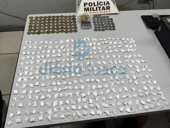 As centenas de papelotes com cocaína que foram apreendidas na casa denunciada