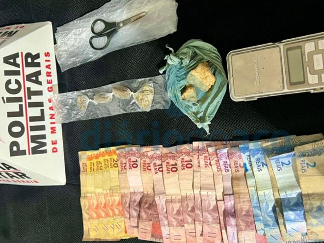 As porções de maconha e crack apreendidas com o suspeito morador de Belo Orente