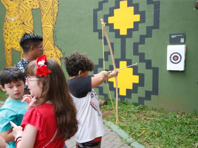 Criar momentos de socialização, mesmo que com um grupo pequeno, ajuda a manter a criança entretida 