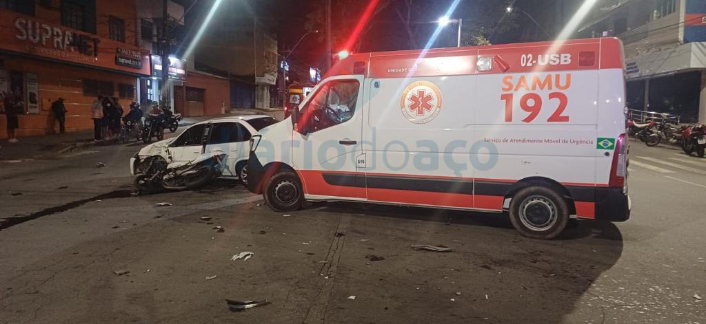 Os dois ocupantes da moto, um jovem e uma mulher, foram socorridos com fraturas nas pernas 