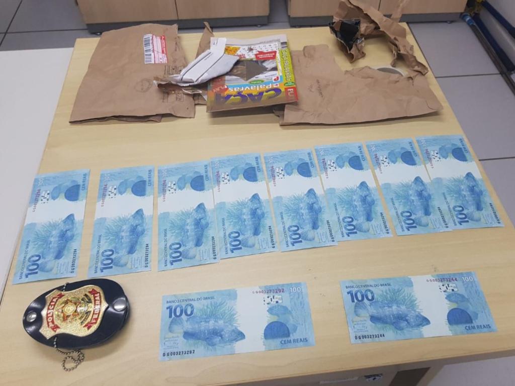 Pacotes com cédulas falsas são oferecidos em perfis nas mídias sociais e grupos de WhatsApp, quem compra recebe pelos Correios 