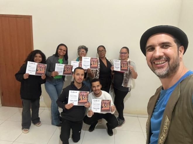 Ao final das atividades, a turma recebe certificados 