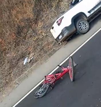 Ciclista usava uma bicicleta comum, não era praticante esportivo; no alto da foto, a Fiat Strada envolvida no atropelamento ao fazer uma ultrapassagem