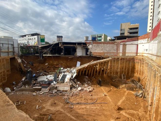 Mais de 10 pilares de sustentação cederam, comprometendo a edificação vizinha