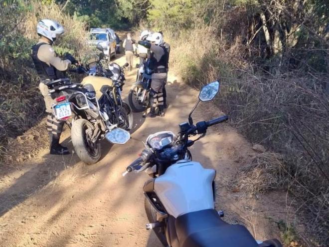 Veículo furtado estava em uma trilha
