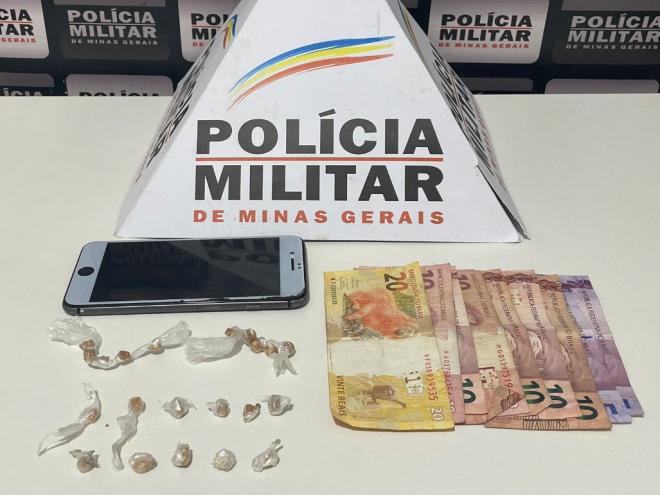 As pedras de crack e o dinheiro encontrado em poder do jovem preso em flagrante