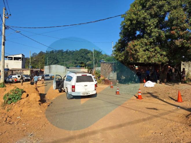 A vítima foi executada com tiros de revólver debaixo de uma mangueira, perto de sua residência, na antiga invasão do Limoeiro em Timóteo 