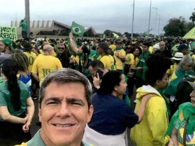 Imagem do oficial em concentração de manifestantes em frente ao QG do Exército em Brasília, encontrada pela Polícia Federal no computador do general 