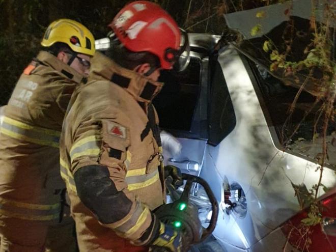 Vítimas ficaram presas às ferragens e foram resgatadas por equipes do Corpo de Bombeiros 