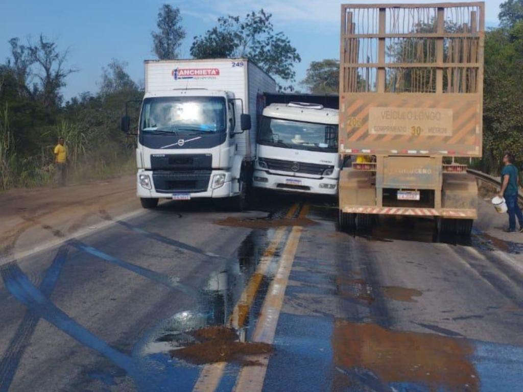 Informações iniciais são que um caminhão, para não bater na traseira de outro veículo parado na fila do pare-siga, atingiu uma carreta