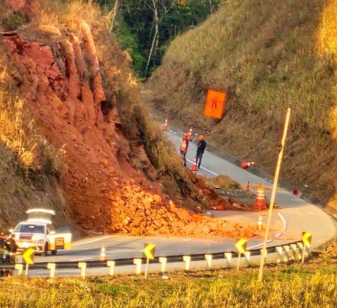 Talude desmoronou à margem da BR-381 em Antônio Dias 