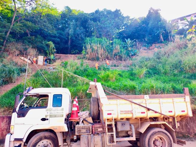 Área pública invadida foi desocupada pela fiscalização municipal e estruturas removidas 