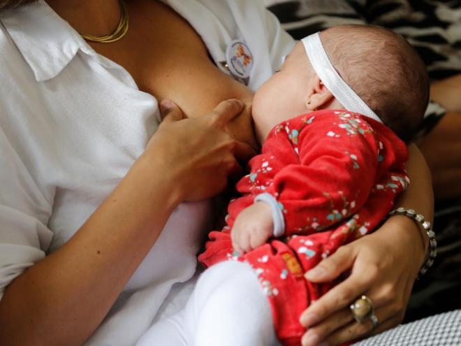 Segundo o Ministério da Saúde, o ato de amamentar é bom não só para a saúde do bebê, como também para a saúde da mulher