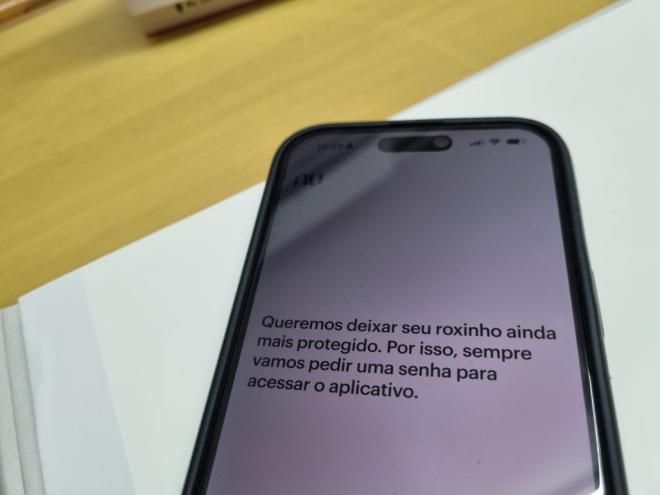 Mulher recebeu um alerta sobre uma compra em análise no valor de R$ 920,99