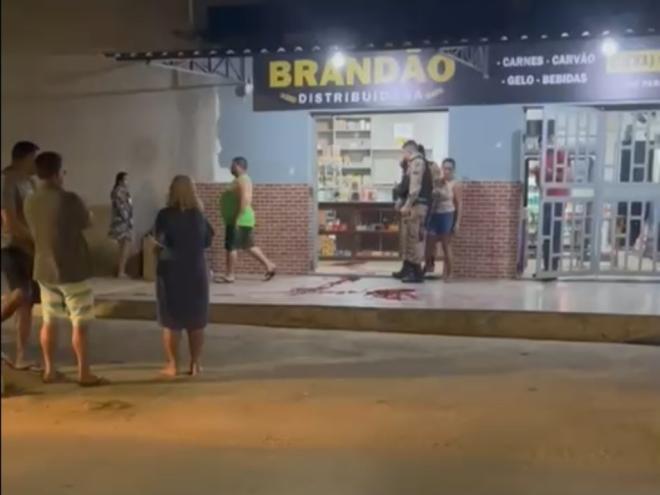 Populares se revoltaram com a agressão e partiram para cima do cliente do bar
