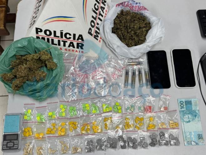 O material entorpecente recolhido com os abordados pela PM na noite de sexta-feira