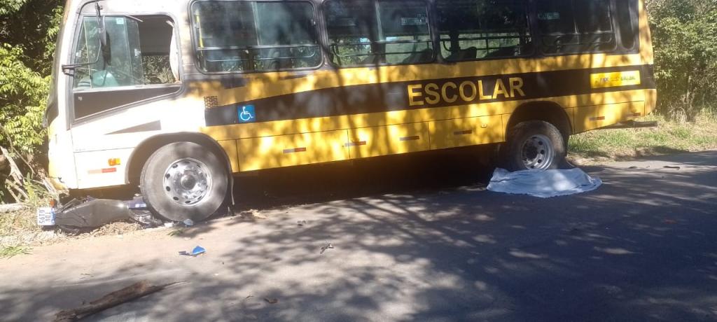 Corpo do jovem foi parar embaixo do pneu do ônibus