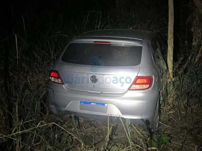 Carro roubado em Ipaba foi encontrado no meio de um matagal 