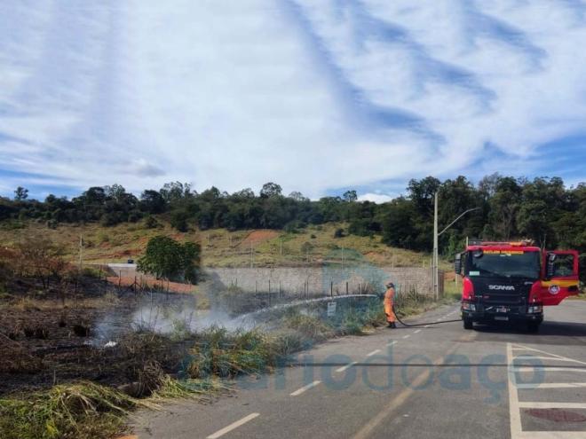 O Corpo de Bombeiros foi acionado para controlar o fogo que se espalhava rapidamente em função do vento 