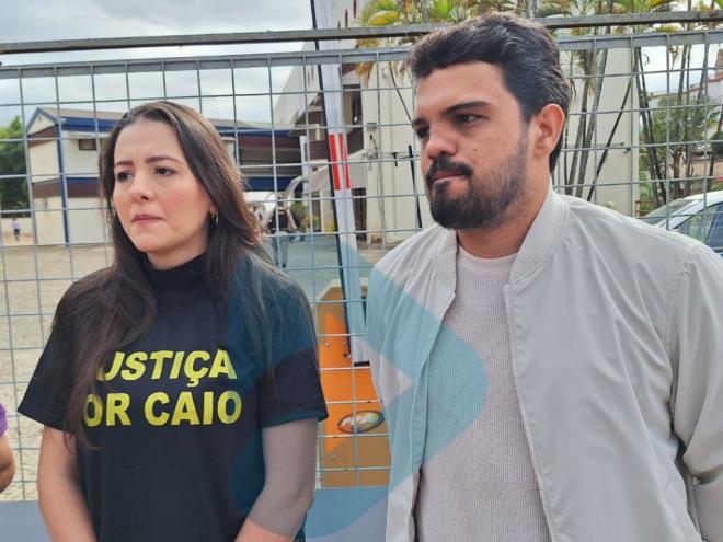 Irmã e primo de caio conversaram com a imprensa antes do início do julgamento