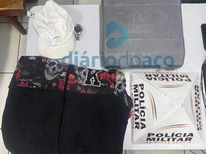 Materiais apreendidos na casa do autor confesso do roubo no Cidade Nobre 
