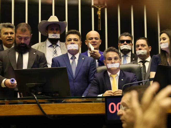 A Secretaria-Geral da Mesa emitiu uma nota dizendo que os parlamentares podem ser suspensos de forma cautelar por até 6 meses