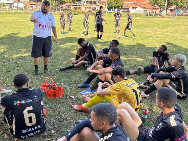 O técnico Rogério Junio e os jogadores do Beira Rio vão receber o Iguaçu na busca pela reabilitação na Primeirona do Ipatinguense 