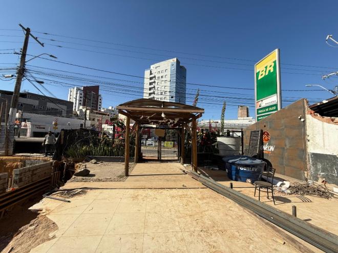 A contenção da obra desabou no dia 17 de julho, e dono de restaurante afirma ainda não ter uma solução 