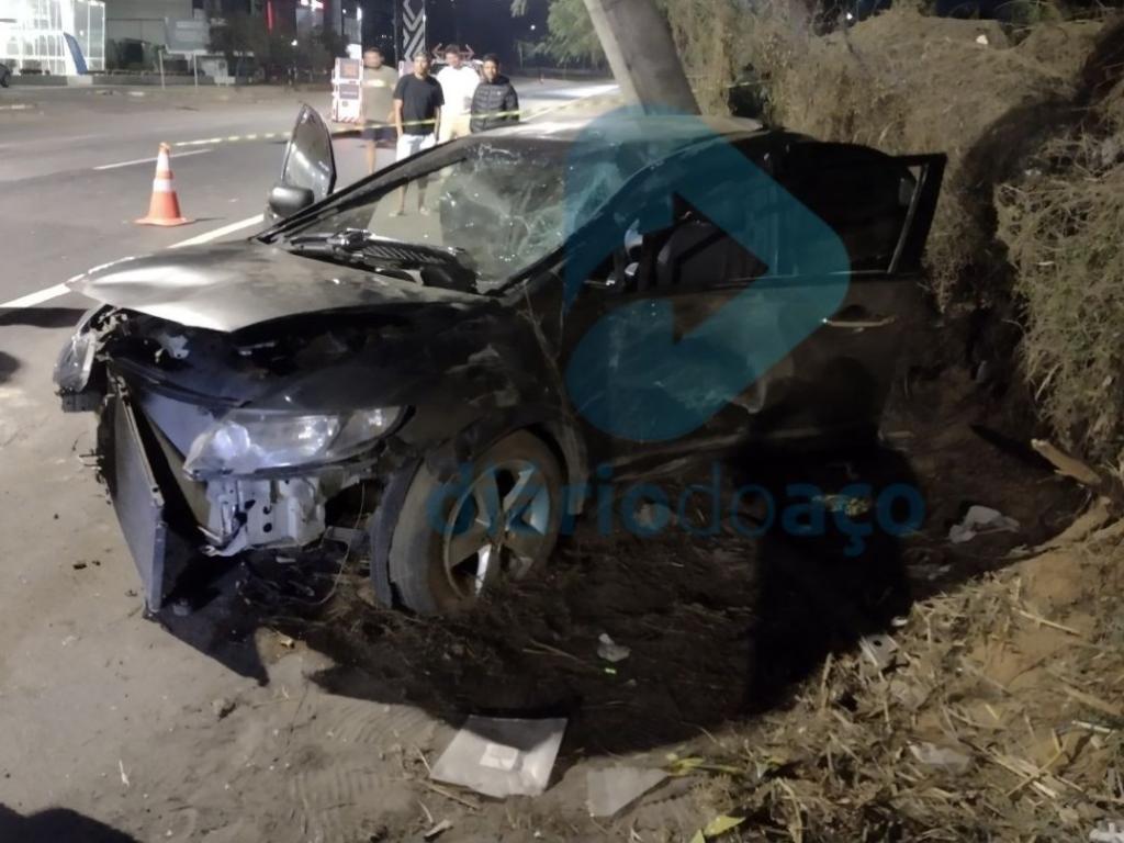 Carro ficou parcialmente destruído na colisão com o poste