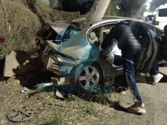 Com o impacto, o poste ficou inclinado e ameaçava cair quando o carro fosse removido, por isso, técnicos da Cemig foram acionados 