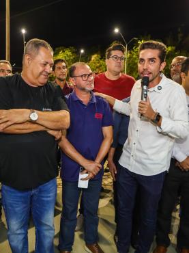 O prefeito Gustavo Nunes ao lado de Ederson Barbosa Maciel, filho de Pedro Ferreira Maciel, que dá nome ao parque esportivo