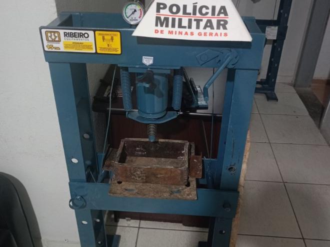 Entre os materiais apreendidos está essa prensa hidráulica 