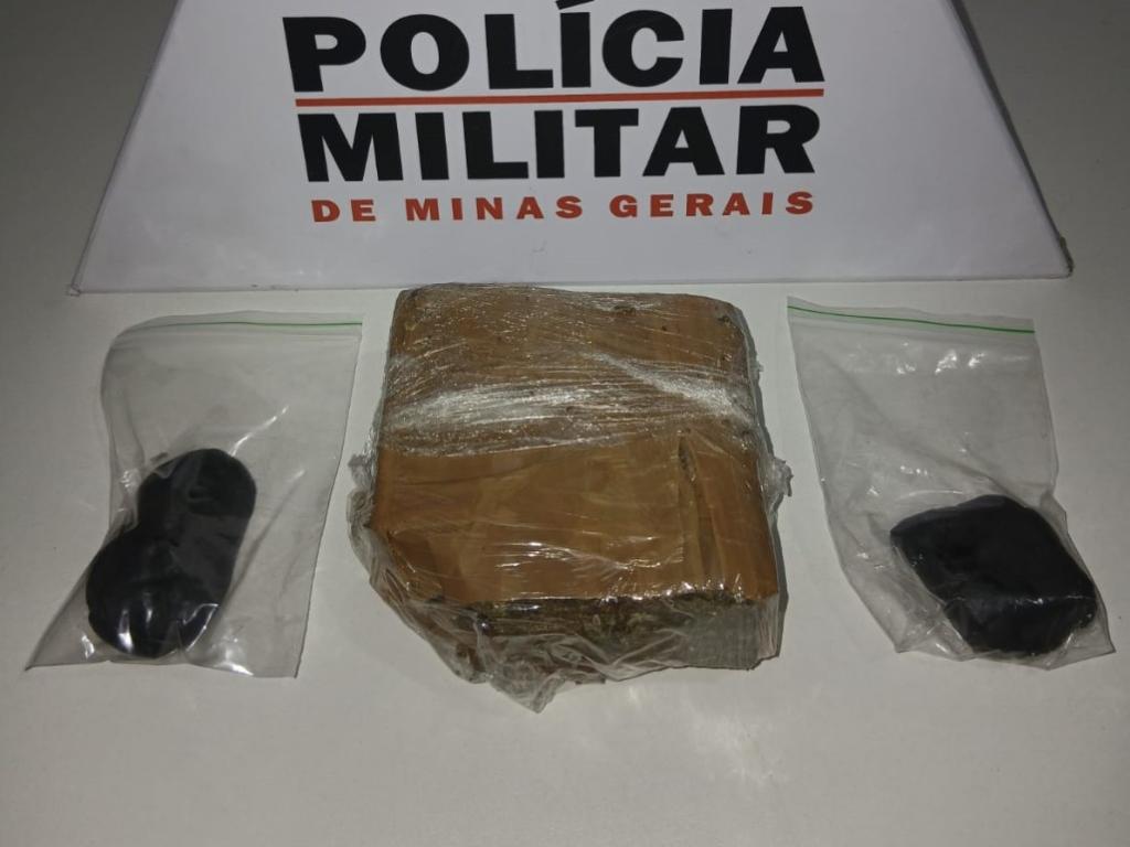 No guarda-roupas, um dos PMs encontrou uma barra de maconha, duas porções de haxixe e diversas sacolinhas plásticas usadas para embalar drogas